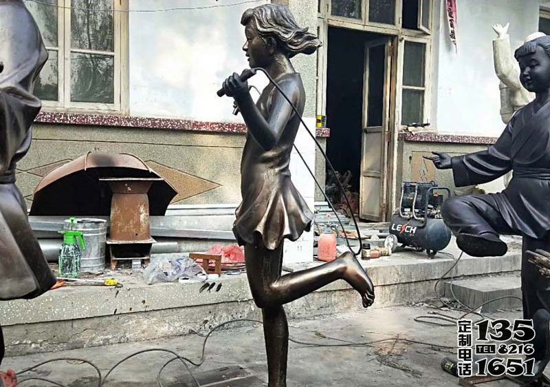 广场草坪摆放跳绳小女孩玻璃钢仿铜雕塑 广场草坪摆放跳绳小女孩玻璃钢仿铜雕塑