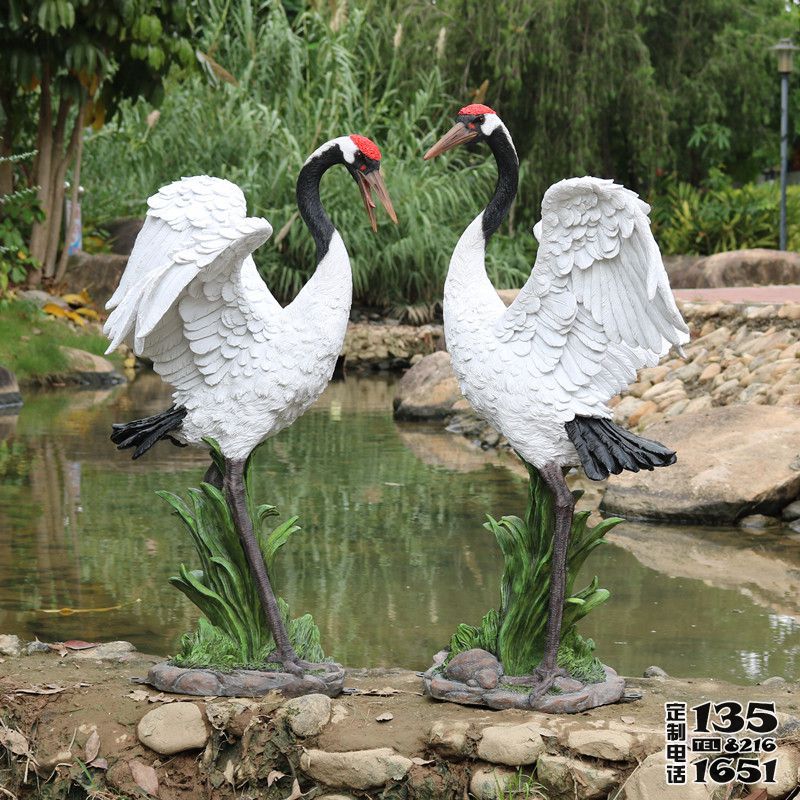 池塘仿真玻璃钢爱心造型丹顶鹤雕塑