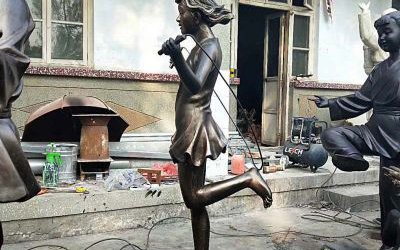 广场草坪摆放跳绳小女孩玻璃钢仿铜雕塑