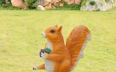 公园摆放一只抱着松子的仿真玻璃钢松鼠雕塑