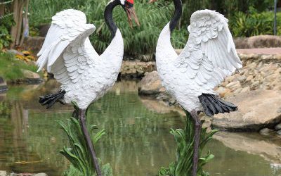 池塘仿真玻璃钢爱心造型丹顶鹤雕塑