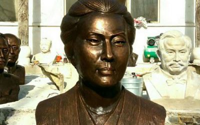 学院公园摆放古代女词人李清照胸像玻璃钢仿铜雕塑