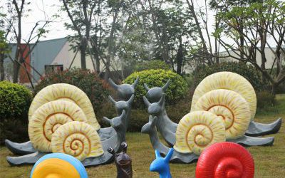 公园摆放的大小不同的玻璃钢彩绘蜗牛雕塑