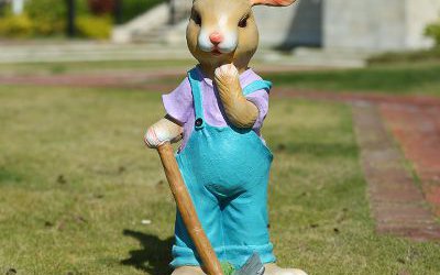 农场一只拿锄头的卡通玻璃钢兔子雕塑