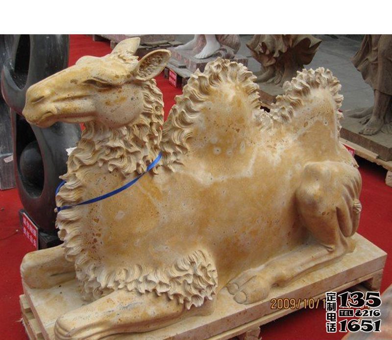 街道边摆放的黄色的玻璃钢创意骆驼雕塑 街道边摆放的黄色的玻璃钢创意骆驼雕塑