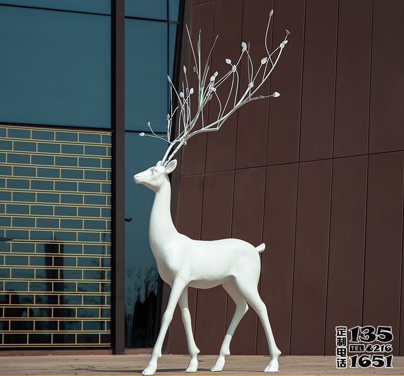园林玻璃钢白色一只行走的鹿雕塑