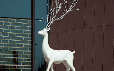 园林玻璃钢白色一只行走的鹿雕塑
