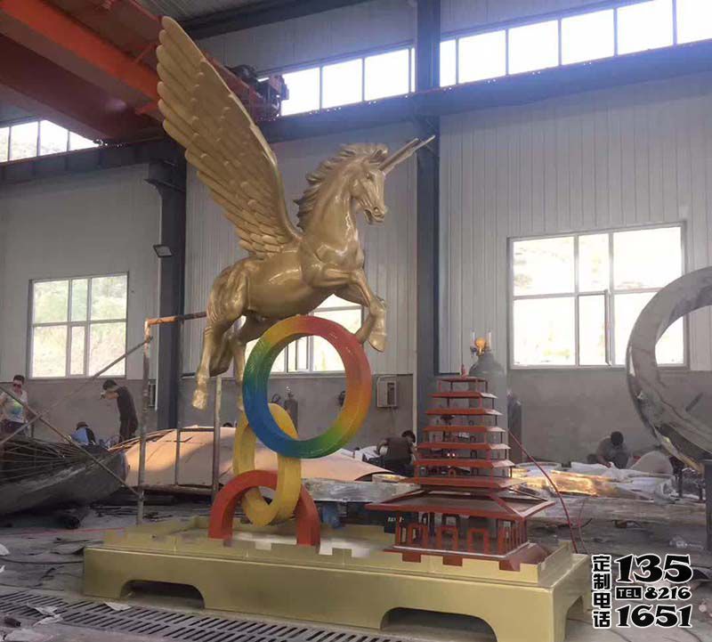 广场上摆放的玻璃钢仿铜创意飞马雕塑 广场上摆放的玻璃钢仿铜创意飞马雕塑
