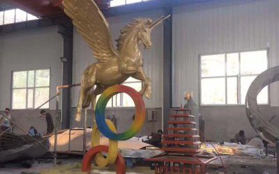 广场上摆放的玻璃钢仿铜创意飞马雕塑