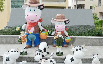 商场室内摆件多只卡通玻璃钢奶牛雕塑
