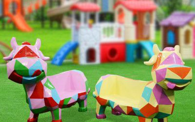 商场电影院走廊摆放的卡通彩绘奶牛玻璃钢座椅雕塑