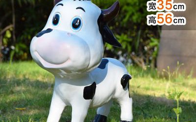 园林一只呆萌爬行的卡通玻璃钢奶牛雕塑