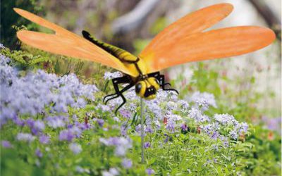 校园公园橙黄色翅膀彩绘玻璃钢蜻蜓雕塑