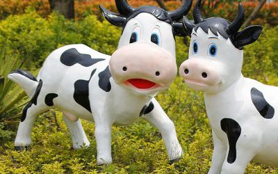 公园里两只玻璃钢卡通仿真牛雕塑