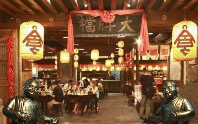 饭店档迎宾店小二玻璃钢仿铜雕塑