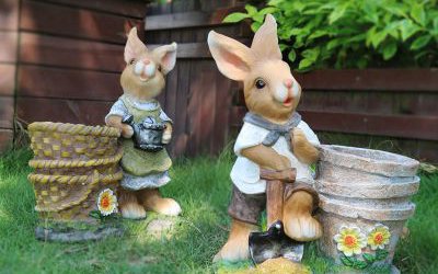 景区草坪拿着竹篮的玻璃钢卡通兔子雕塑