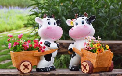 花园玻璃钢彩绘推着小车的奶牛雕塑