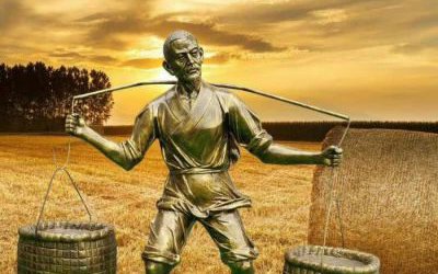 园林公园挑扁担的人物玻璃钢仿铜雕塑