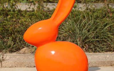 公园一只抽象玻璃钢橘色兔子雕塑