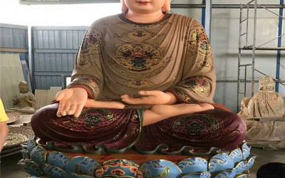 寺庙玻璃钢彩绘坐着莲花上的三宝佛雕塑