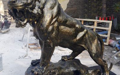 城市街道玻璃钢仿铜老虎雕塑