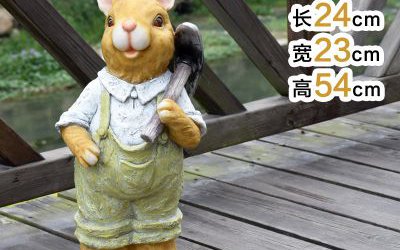 园林一只扛锄头的玻璃钢卡通兔子雕塑