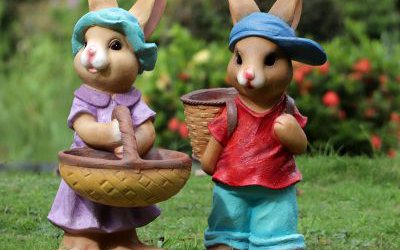 园林草坪拿着篮子的玻璃钢彩绘卡通兔子雕塑