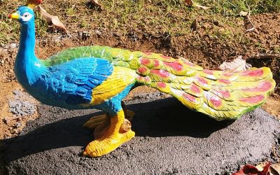 公园里一只玻璃钢彩绘仿真动物孔雀雕塑