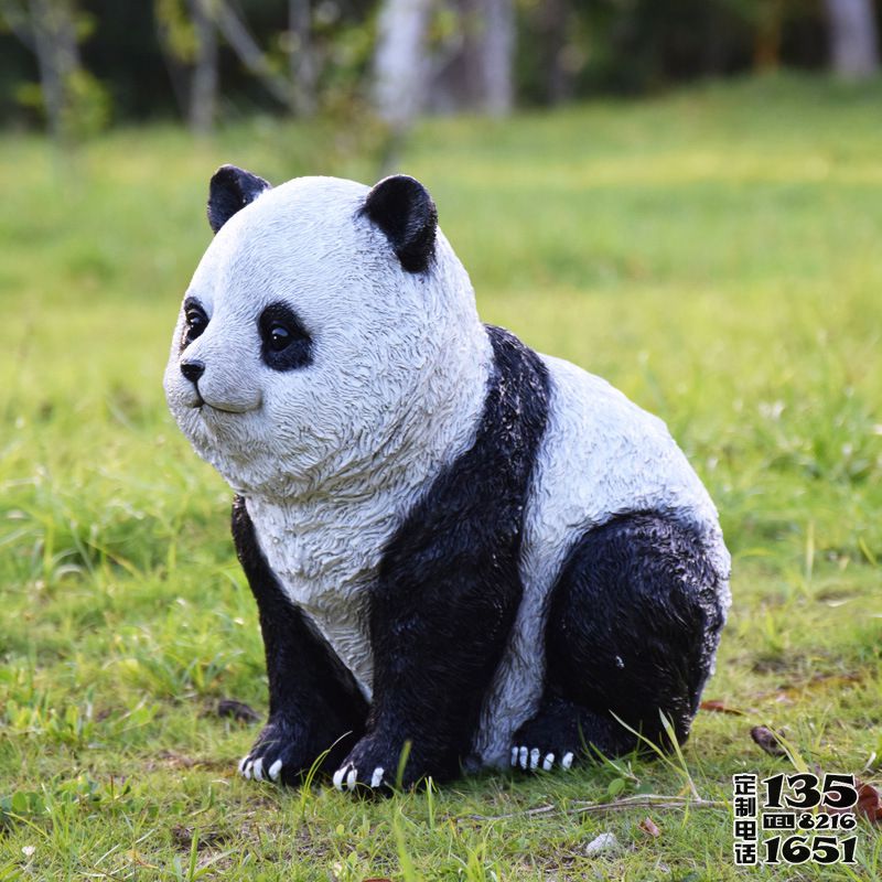 广场观光区蹲坐姿态玻璃钢仿真熊猫雕塑 广场观光区蹲坐姿态玻璃钢仿真熊猫雕塑