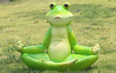 公园玻璃钢坐姿卡通青蛙雕塑