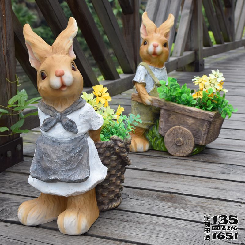 园林两只采花的玻璃钢彩绘兔子雕塑