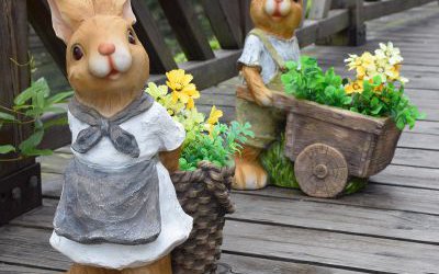 园林两只采花的玻璃钢彩绘兔子雕塑