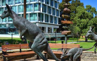 景区跳跃一家三口玻璃钢仿铜袋鼠雕塑