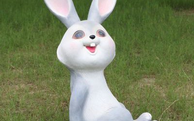 幼儿园一只白色卡通玻璃钢兔子雕塑