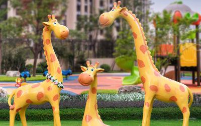 游乐场玻璃钢三只卡通长颈鹿雕塑