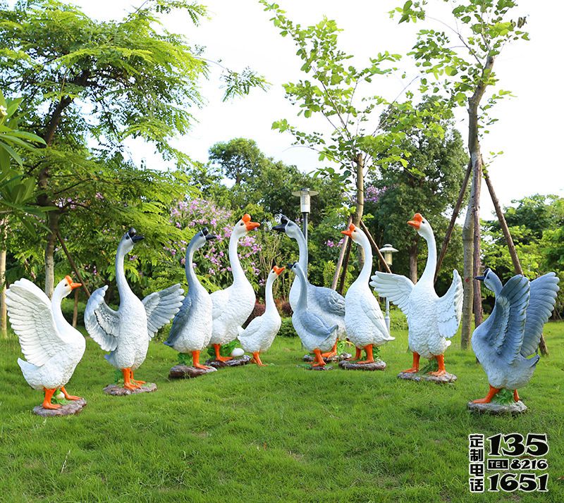 草坪玻璃钢创意彩绘仿真动物鹅雕塑 草坪玻璃钢创意彩绘仿真动物鹅雕塑