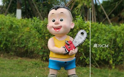 园林草坪上摆放着拿电锯的玻璃钢卡通光头强雕塑