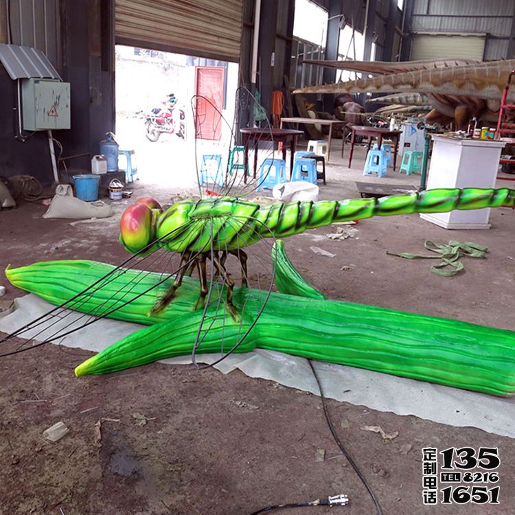 农场彩绘玻璃钢蜻蜓雕塑
