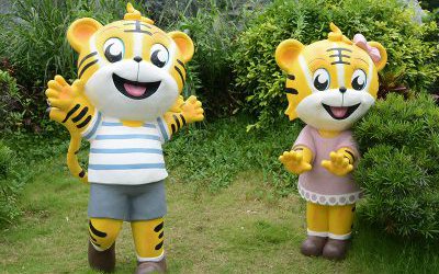 公园里摆放的玻璃钢卡通彩绘老虎雕塑