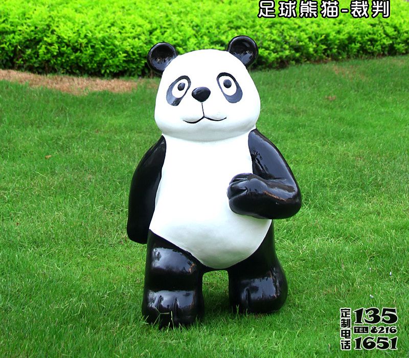 草坪上一只站立的玻璃钢仿真动物熊猫雕塑