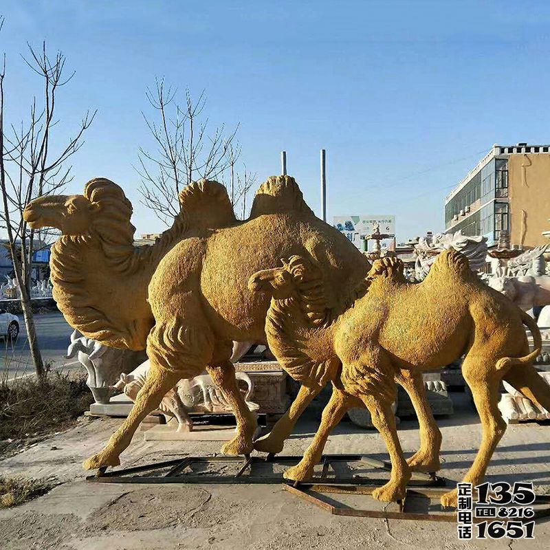 街道边摆放的玻璃钢仿真骆驼雕塑