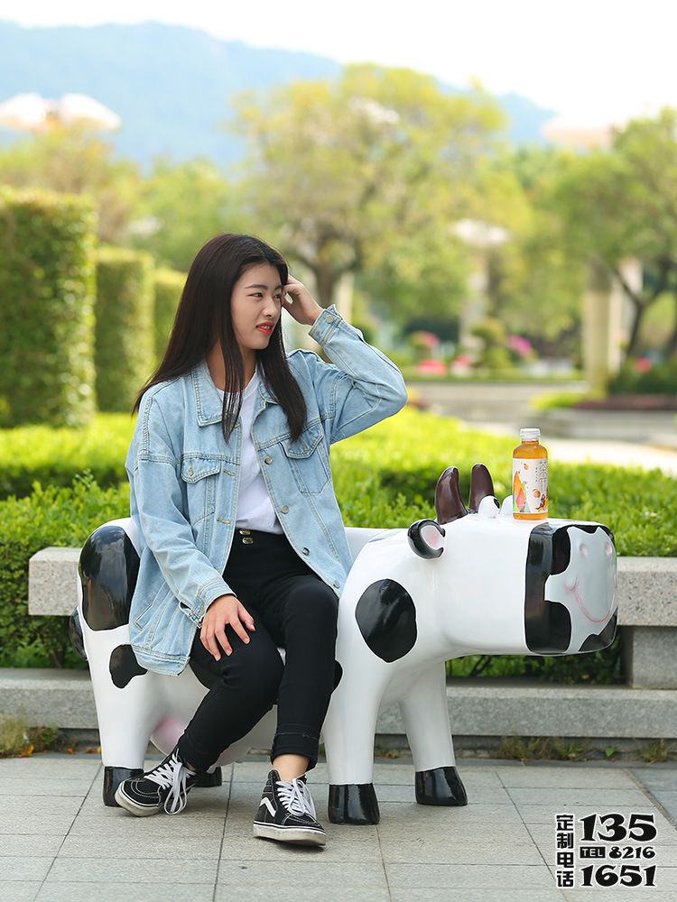 公园一只大号可以坐的卡通玻璃钢奶牛雕塑