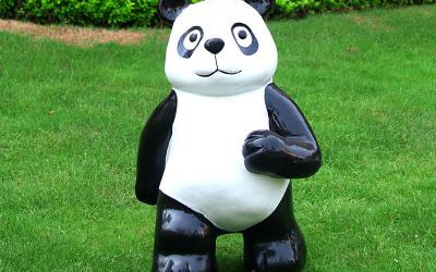 草坪上一只站立的玻璃钢仿真动物熊猫雕塑
