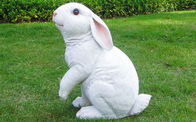 草坪上一只坐着的仿真动物玻璃钢白色兔子雕塑