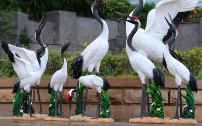 公园玻璃钢彩绘成群结队的仙鹤雕塑