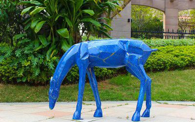 公园玻璃钢彩绘低头觅食的鹿雕塑