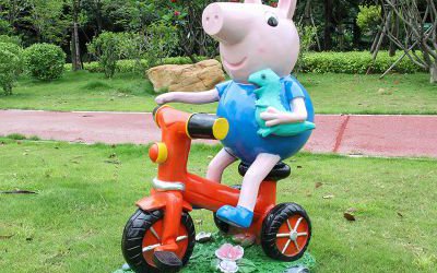 幼儿园玻璃钢彩绘骑车的卡通乔治雕塑