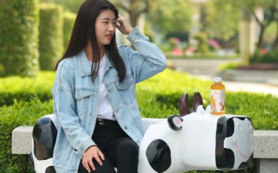 公园一只大号可以坐的卡通玻璃钢奶牛雕塑