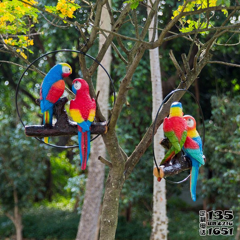 动物园树上休息的玻璃钢彩绘仿真动物鹦鹉雕塑