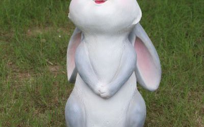 儿童乐园微笑的卡通玻璃钢兔子雕塑